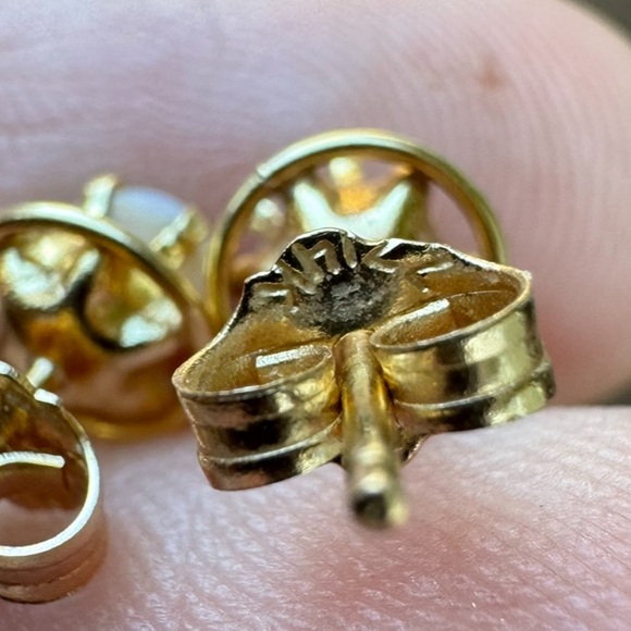 Vintage solid 14k yellow gold genuine opal stud earrings - Picture 8 of 14